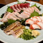 千葉駅北口徒歩5分、何を食べても絶品な居酒屋 弥助にて頂く、豪華鮮魚盛り合わせ